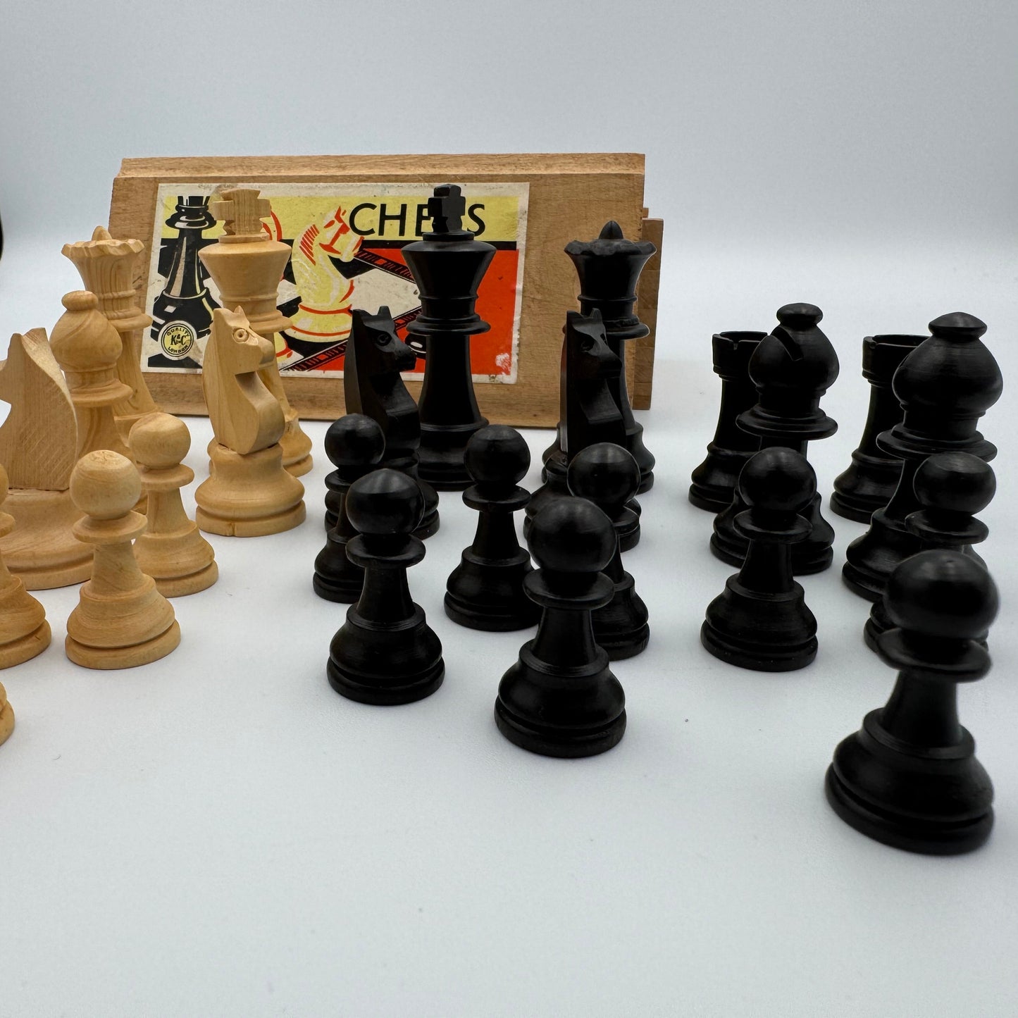 Vintage boxwood K&C chess pieces in original box 60mm king