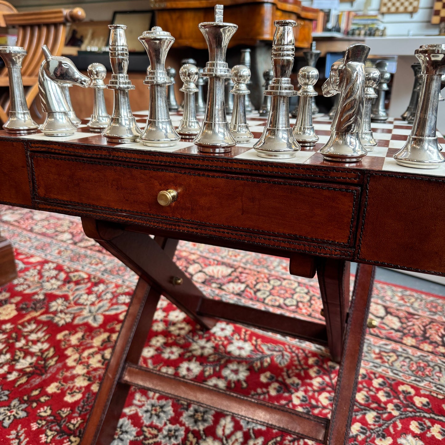 Leather and brass folding chess table and pieces - Cognac