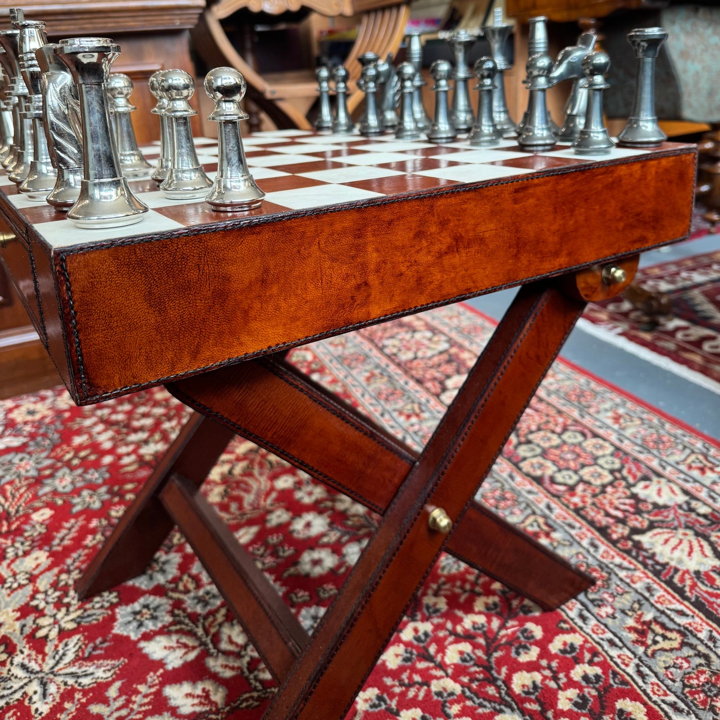 Leather and brass folding chess table and pieces - Cognac