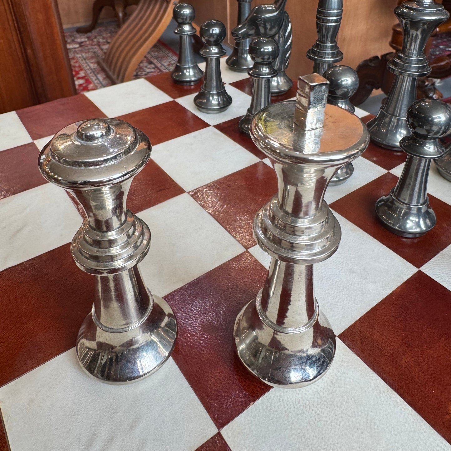 Leather and brass folding chess table and pieces - Cognac