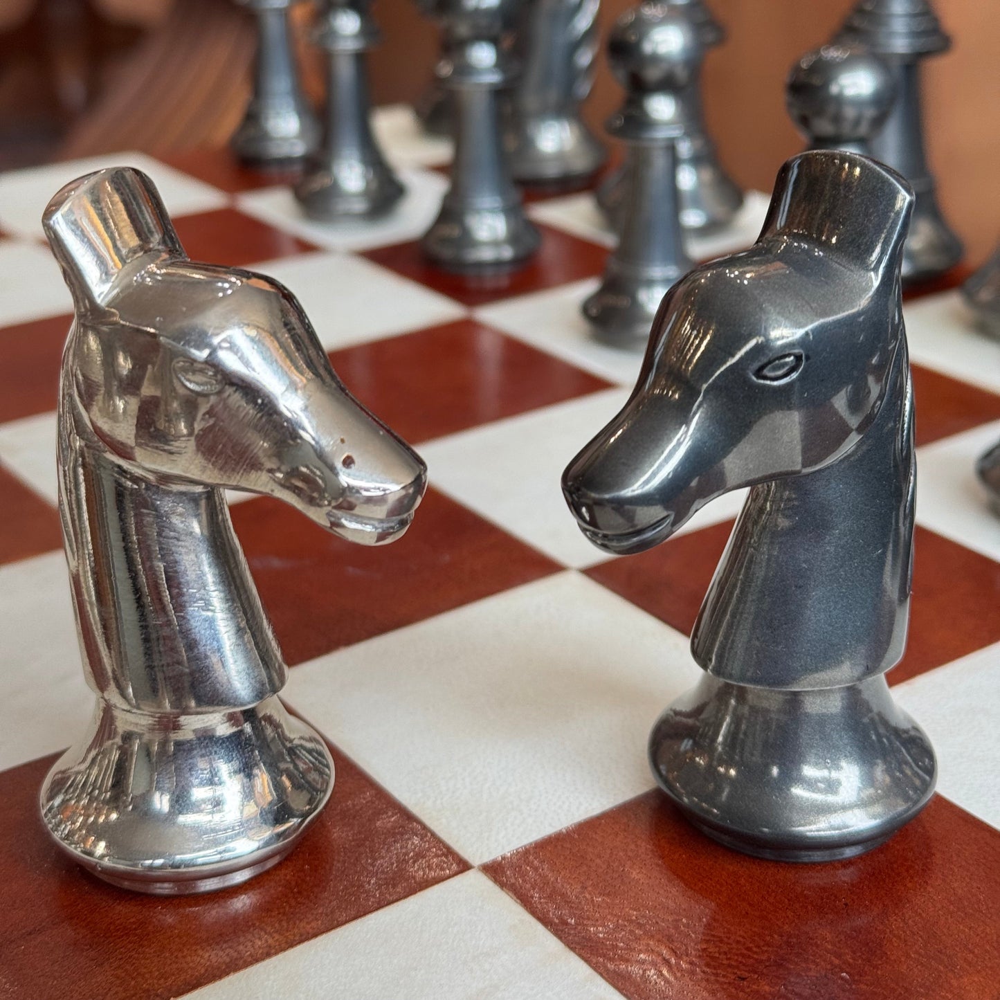 Leather and brass folding chess table and pieces - Cognac