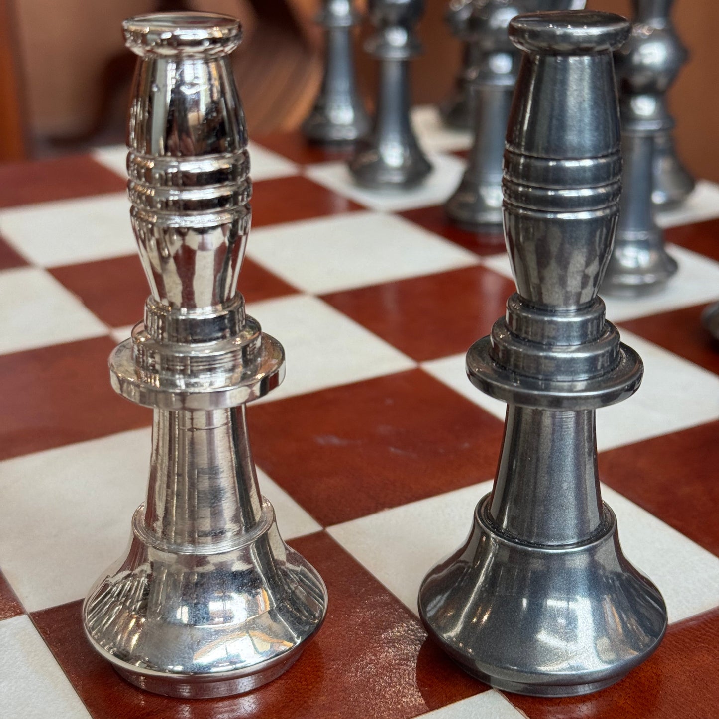 Leather and brass folding chess table and pieces - Cognac