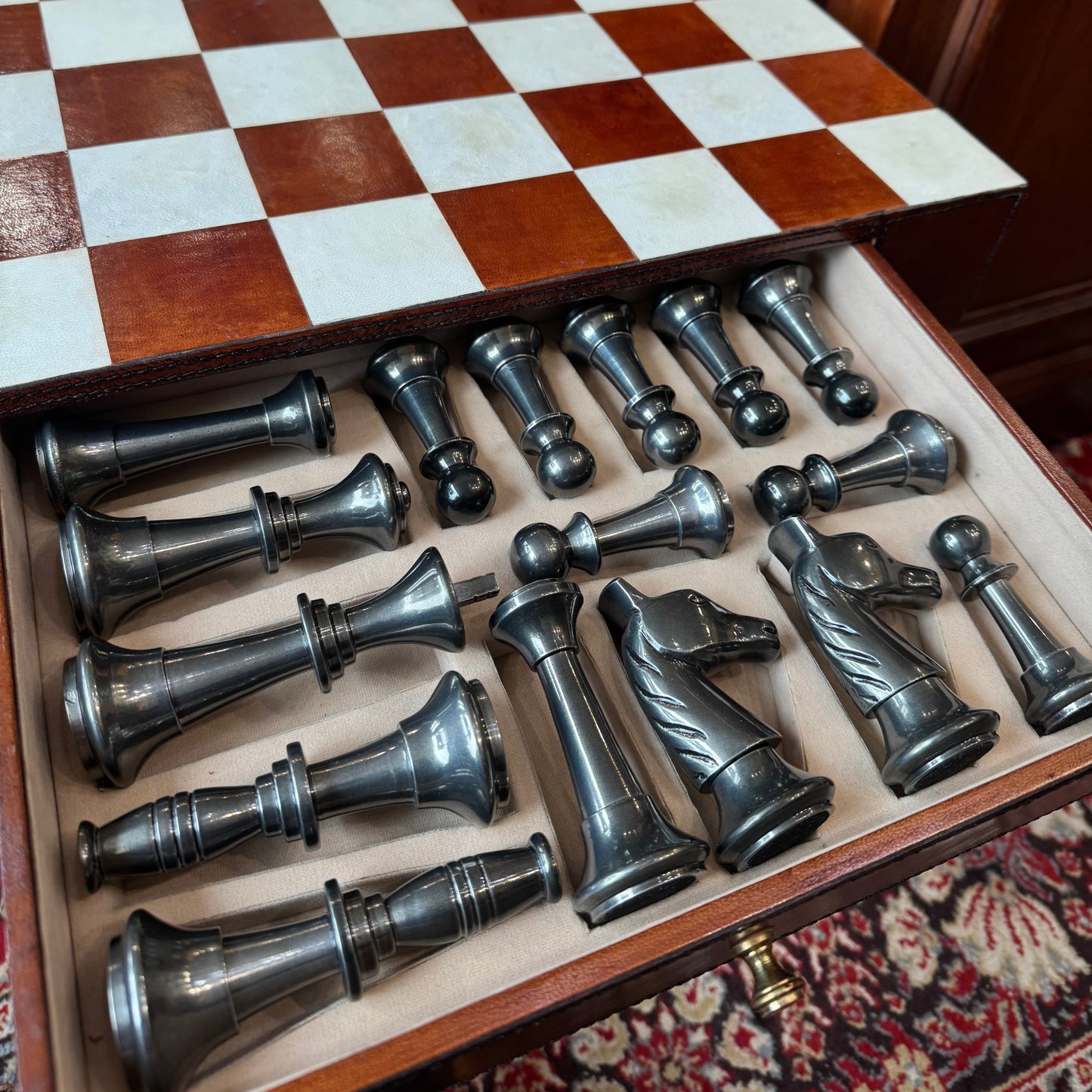 Leather and brass folding chess table and pieces - Cognac