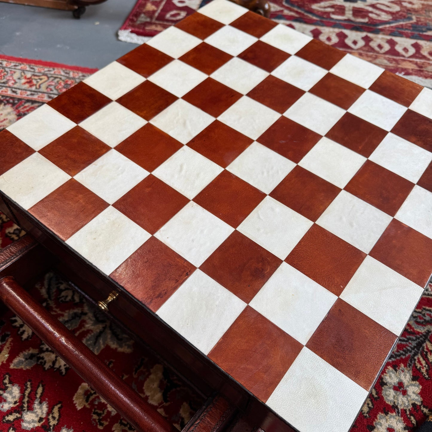 Leather and brass folding chess table and pieces - Cognac