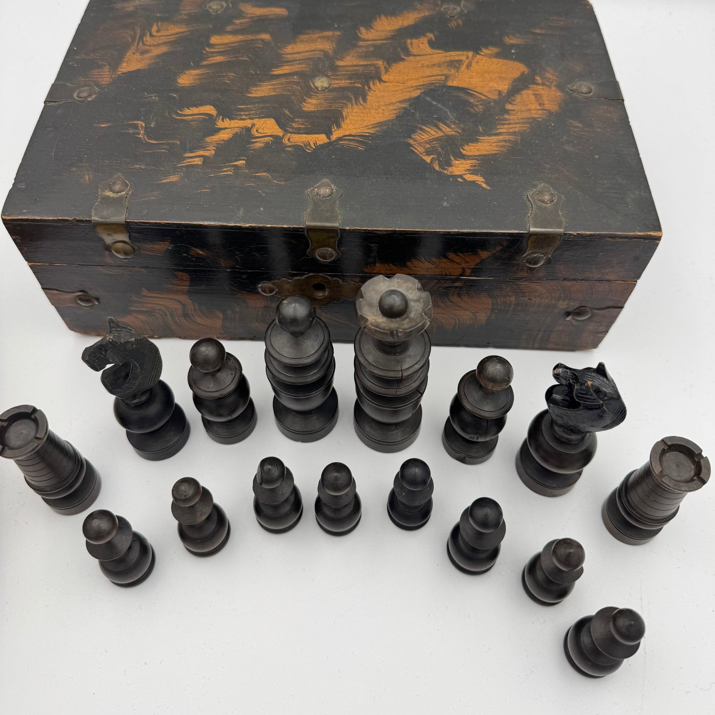1900s Regency wooden chess pieces in vintage wooden box