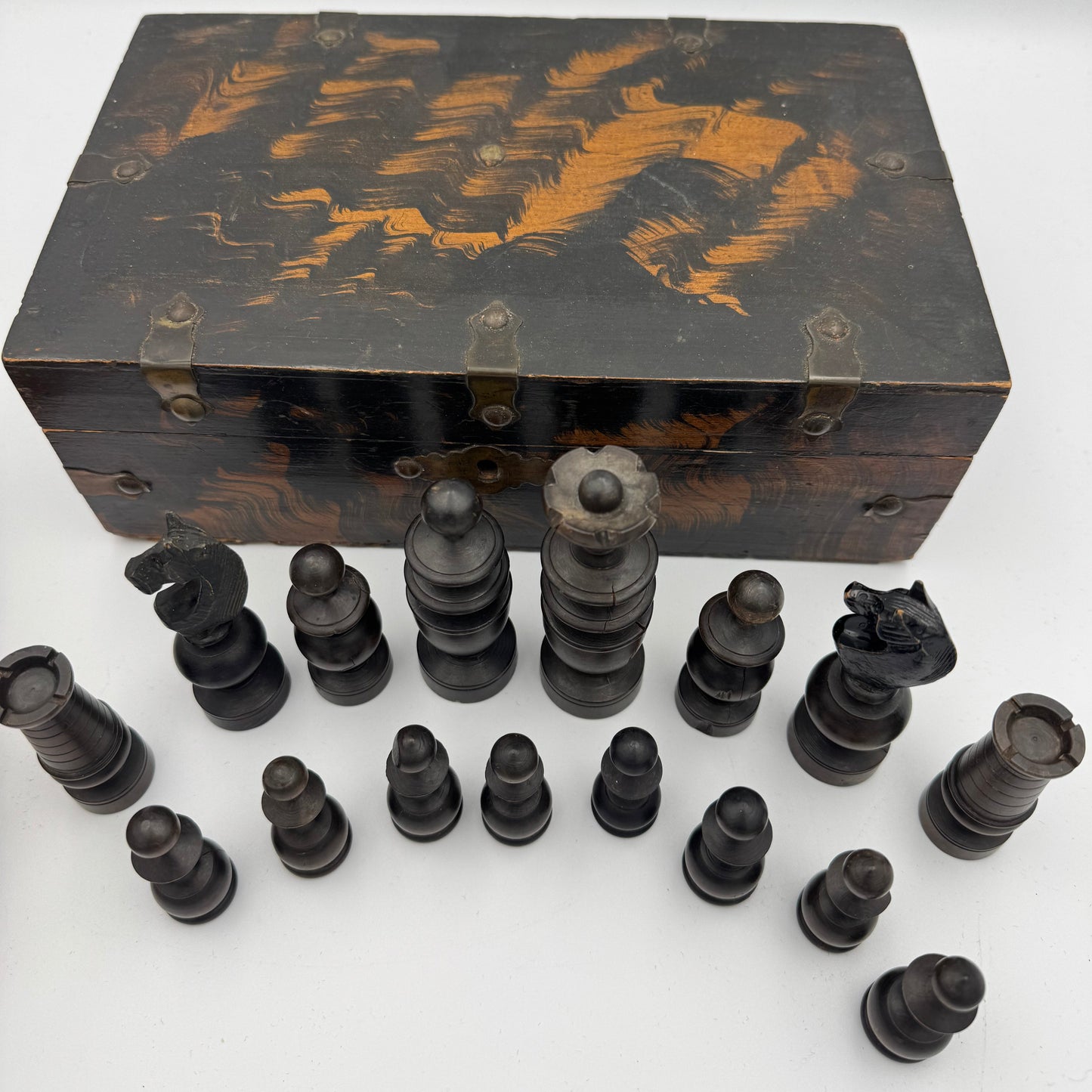 1900s Regency wooden chess pieces in vintage wooden box