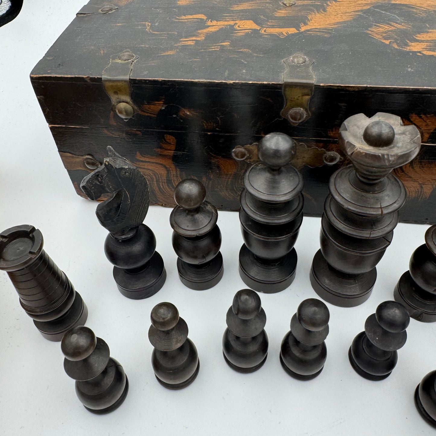 1900s Regency wooden chess pieces in vintage wooden box