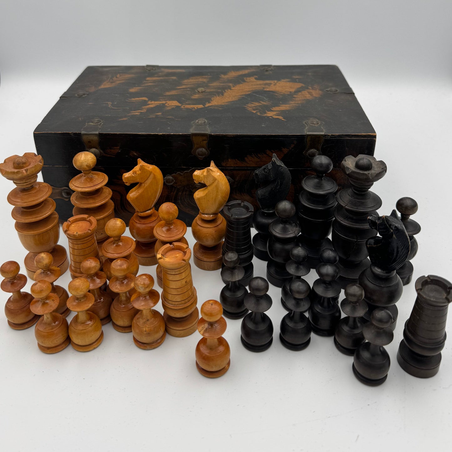 1900s Regency wooden chess pieces in vintage wooden box