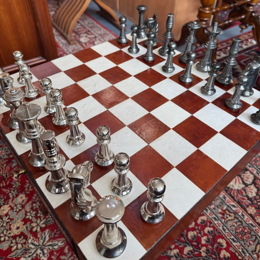 Leather and brass folding chess table and pieces - Cognac