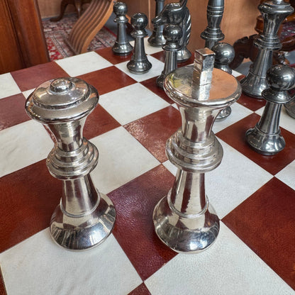Leather and brass folding chess table and pieces - Cognac