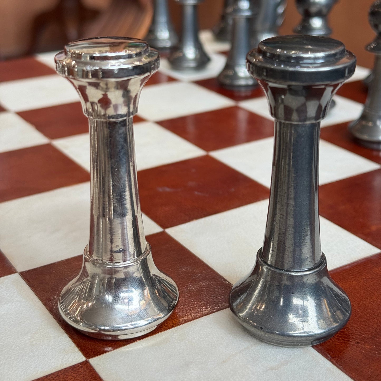Leather and brass folding chess table and pieces - Cognac