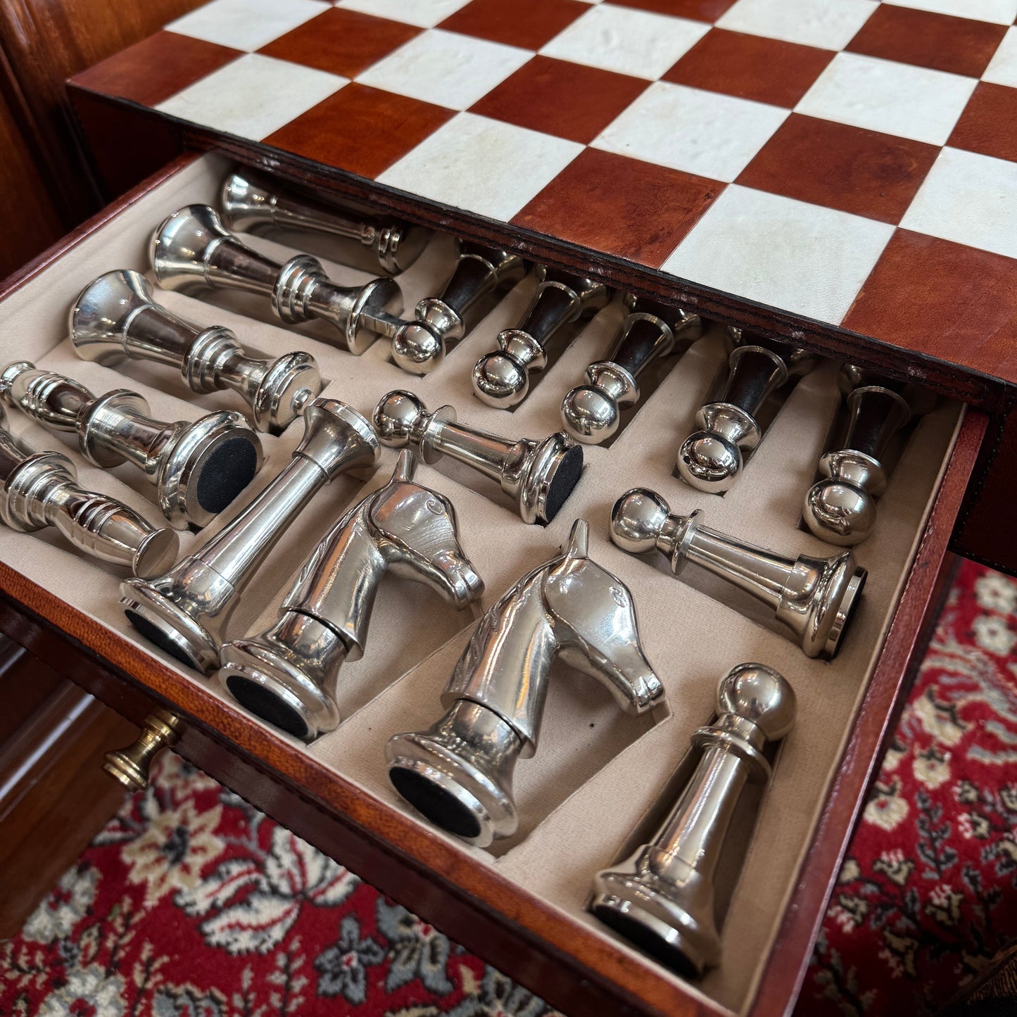 Leather and brass folding chess table and pieces - Cognac