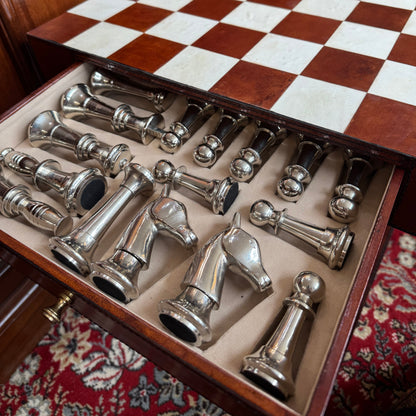 Leather and brass folding chess table and pieces - Cognac