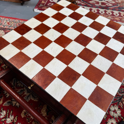 Leather and brass folding chess table and pieces - Cognac