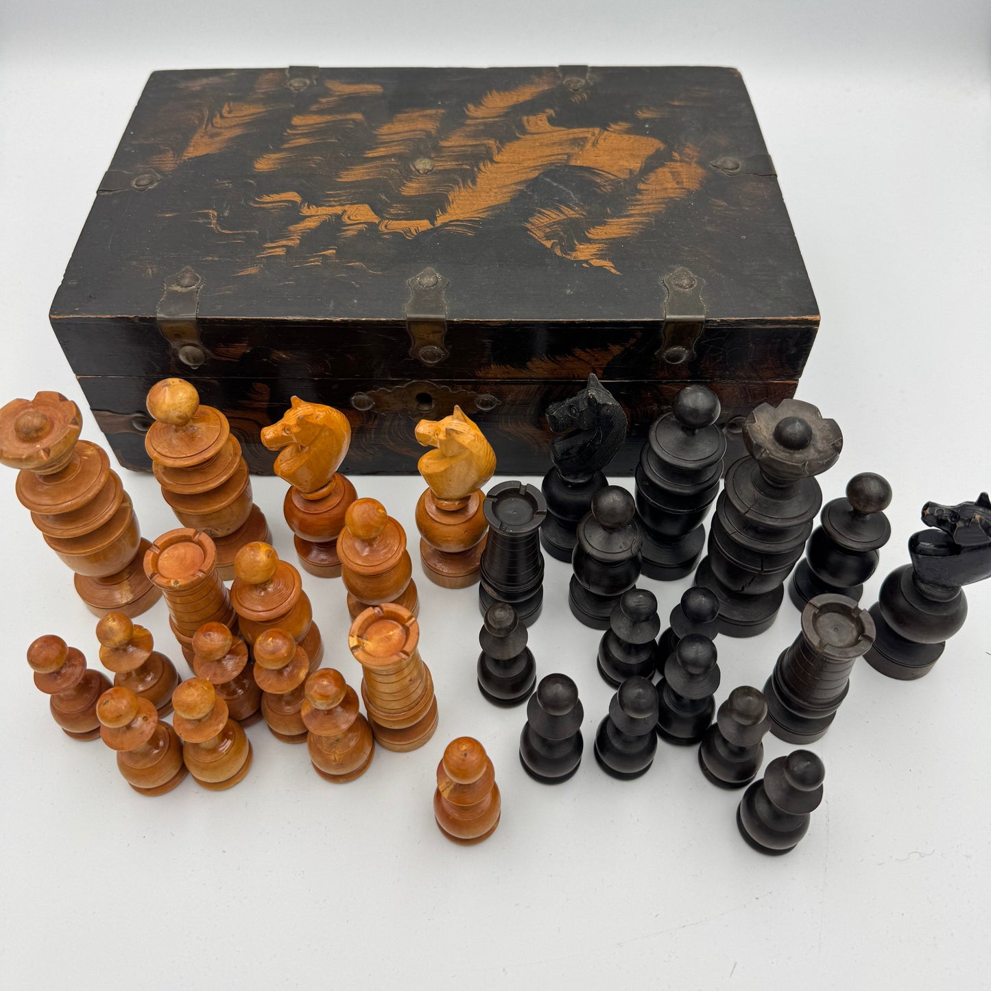 1900s Regency wooden chess pieces in vintage wooden box