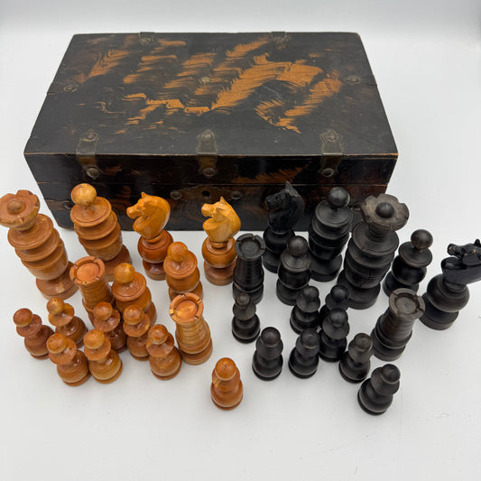 1900s Regency wooden chess pieces in vintage wooden box