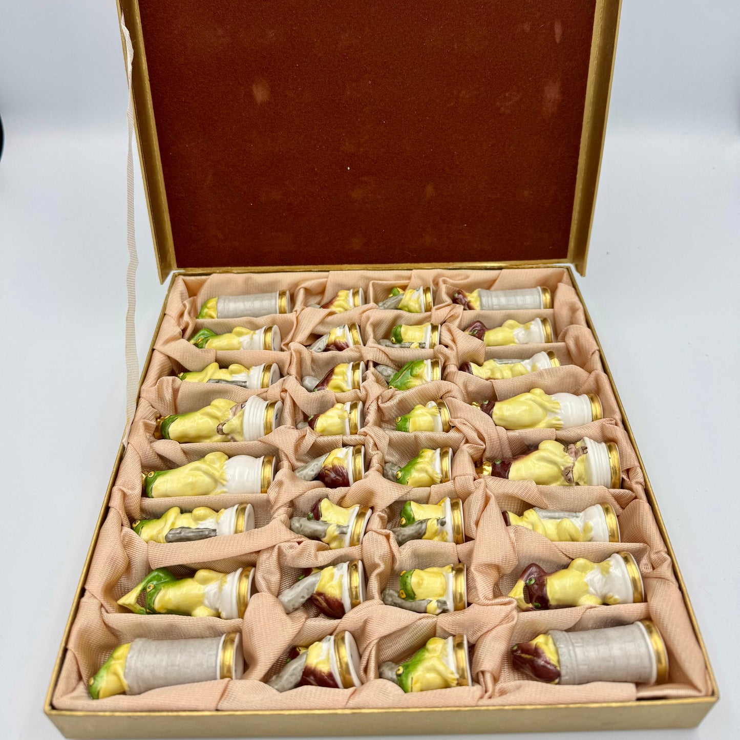 Very rare - c 1970s Porcelain "Frogs" chess set, Ernst Bohne & Sohne, Rudolstadt