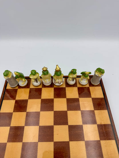 Very rare - c 1970s Porcelain "Frogs" chess set, Ernst Bohne & Sohne, Rudolstadt