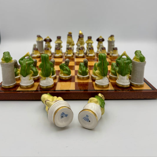 Very rare - c 1970s Porcelain "Frogs" chess set, Ernst Bohne & Sohne, Rudolstadt